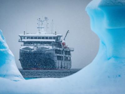 Arktis Tours, Antarctica 21, Magellan Explorer, Bücherei