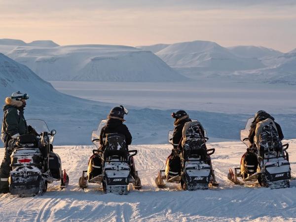 Arktis Tours - Gletscherblau und Schneeweis – Snowmobil Safari Spitzbergen