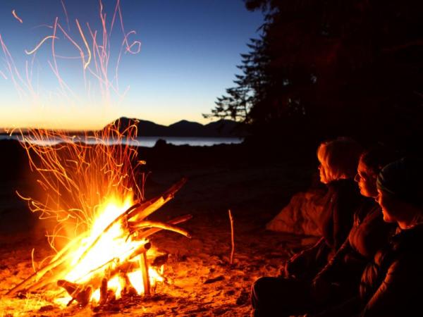 Arktis Tours, Maple Leaf Adventures, Beach Fire