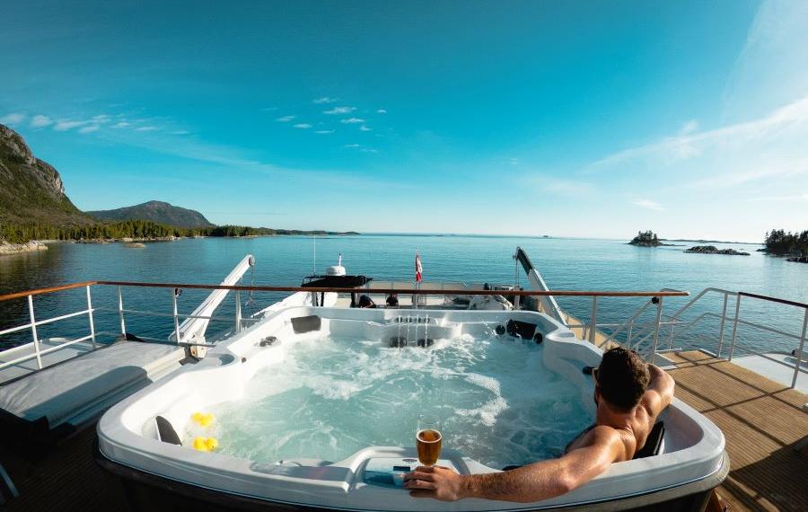 Arktis Tours, Maple Leaf Adventures, Hot Tub Cascadia