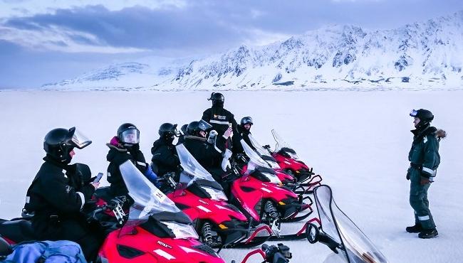 Gletscherblau und Schneeweis – Snowmobil Safari Spitzbergen