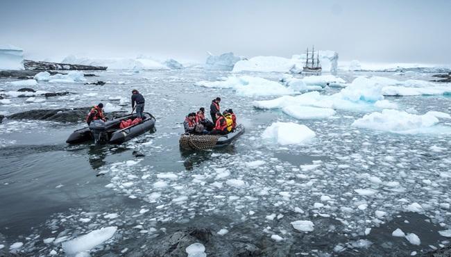 © Richard Simko Zodiac Landings